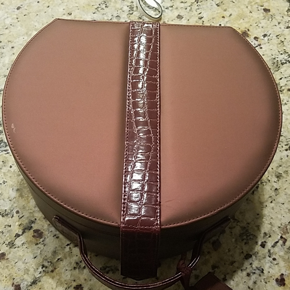 Cosmetic traveling case